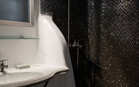 Mikonos Pool House 6: Armatur, Badezimmer, Interior Design, Installation, Bad Sink, Zapfhahn, Sinken, Duschkopf, Glas, Dusche