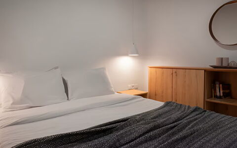 Mikonos Pool House 6: Schlafzimmer, Interior Design, Bett, Wand, Bettdecke, Möbel, Bedding, Holz, Linens, Fussboden