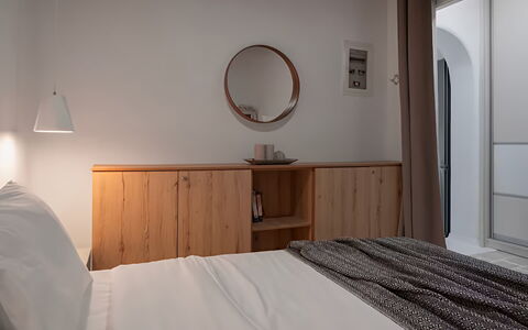 Mikonos Pool House 6: Möbel, Bett, Interior Design, Schlafzimmer, Wand, Holz, Bettdecke, Bedding, Flooring, Light Fixture