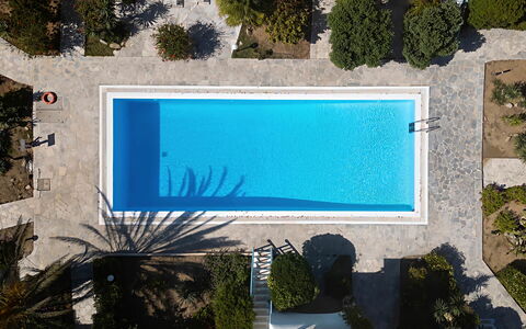 Mikonos Pool House 6: Schwimmbad, Blau, Wasser, Resort, Verbundwerkstoff, Freizeit, Schatten, Eco Hotel, Gartenmöbel, Water Feature
