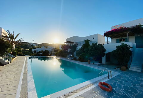 Mikonos Pool House 6: Schwimmbad, Resort, Gartenmöbel, Freizeit, Eco Hotel, Sonnenliege, Regenschirm, Ferienort, Hotel, Urlaub