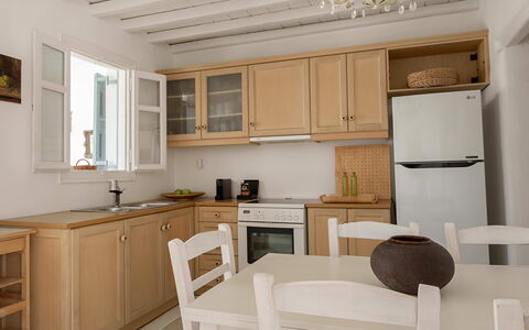 Mykonos Pool House 7: Möbel, Cabinetry, Countertop, Küche, Holz, Interior Design, Küchengerät, Flooring, Schrank, Fussboden