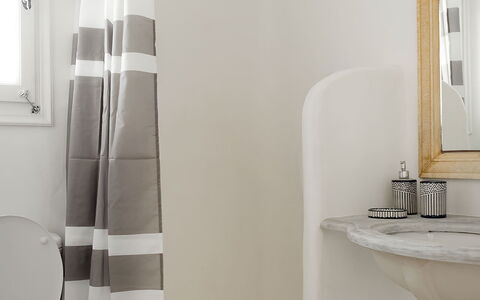 Mykonos Pool House 7: Weiss, Badezimmer, Interior Design, Fussboden, Flooring, Toilleten Sitz, Toilette, Armatur, Duschvorhang, Handtuch