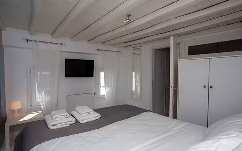 Mykonos Pool House 8: Schlafzimmer, Möbel, Bett, Fussboden, Interior Design, Bettdecke, Bedding, Zuhause, Wohnung, Linens