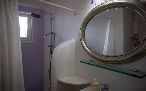 Mykonos Pool House 8: Spiegel, Interior Design, Armatur, Beleuchtung, Zimmer, Installation, Glas, Sinken, Badezimmer, Light Fixture