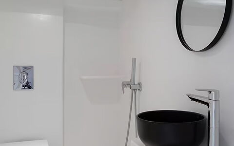 Mykonos Pool House 9: Badezimmer, Armatur, Interior Design, Flooring, Toilette, Sinken, Fussboden, Zapfhahn, Installation, Bad Sink