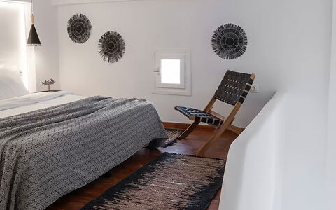 Mykonos Pool House 9: Interior Design, Schlafzimmer, Möbel, Holz, Flooring, Fussboden, Decke, Bett, Bettdecke, Bedding