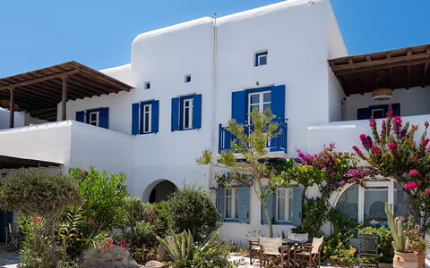 Mykonos Pool House 9: Zuhause, Estate, Resort, Schatten, Stuhl, Eco Hotel, Balkon, Landscaping, Blumentopf, Villa