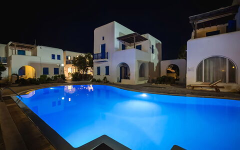 Mykonos Pool House 9: Blau, Schwimmbad, Resort, Gartenmöbel, Sonnenliege, Hotel, Estate, Eco Hotel, Villa, Ferienort