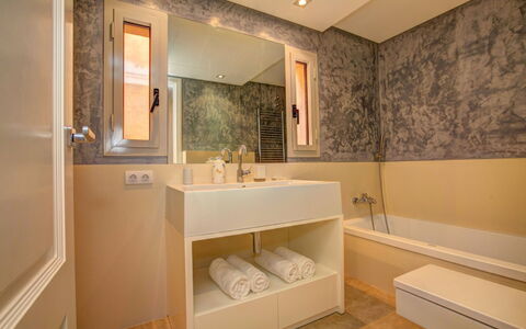 Villa Kate: Badezimmer, Armatur, Wand, Flooring, Interior Design, Fussboden, Bad Sink, Zapfhahn, Badewanne, Sinken