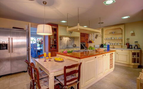 Villa Kate: Möbel, Küche, Interior Design, Countertop, Cabinetry, Flooring, Holz, Light Fixture, Decke, Fussboden