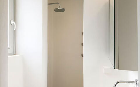 Villa Cornelia 1: Badezimmer, Wand, Flooring, Armatur, Interior Design, Fussboden, Holz, Bad Sink, Decke, Sinken