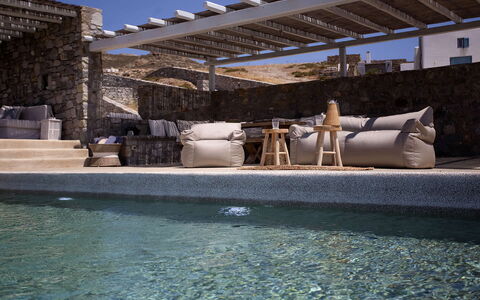 Villa Cornelia 1: Gartenmöbel, Verbundwerkstoff, Schatten, Schwimmbad, Beton, Natürliches Material, Design, Stuhl, Flagstone, Resort