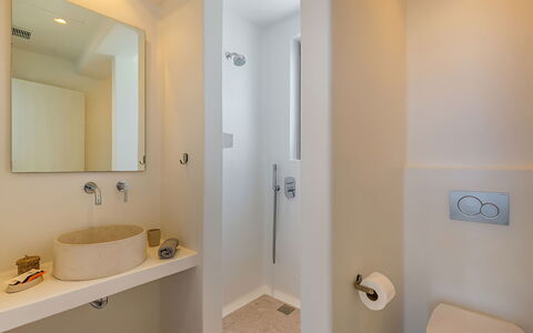 Villa Cornelia 2: Badezimmer, Armatur, Interior Design, Wand, Bad Sink, Flooring, Fussboden, Sinken, Spiegel, Zapfhahn