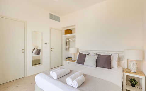 Villa Cornelia 2: Möbel, Interior Design, Flooring, Fussboden, Bett, Schlafzimmer, Holz, Textil, Decke, Zimmer