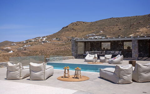 Villa Cornelia 2: Möbel, Beton, Stuhl, Gartenmöbel, Schwimmbad, Resort, Couch, Wohnzimmer, Hotel