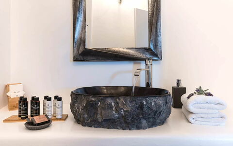 Villa Sean: Zapfhahn, Natürliches Material, Armatur, Spiegel, Sinken, Badezimmer, Installation, Noch Leben Fotografie, Bad Sink