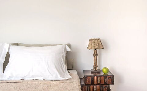Villa Sean: Möbel, Schlafzimmer, Bett, Interior Design, Linens, Bedding, Bettdecke, Textil, Zimmer, Dekokissen