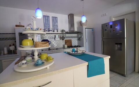 Villa Patrizia Otranto: Deluxe Countryside Retreat: Küchengerät, Möbel, Küche, Major Appliance, Interior Design, Countertop, Haushaltsgerät, Cabinetry, Zimmer, Beleuchtung