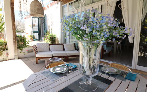 Villa Patrizia Otranto: Deluxe Countryside Retreat: Möbel, Tabelle, Stuhl, Interior Design, Küche & Esszimmer Tisch, Beleuchtung, Esszimmer, Tisch Im Freien, Blumentopf, Gartenmöbel