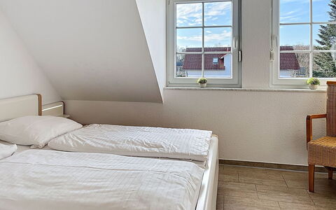Trassenheide 201: Schlafzimmer, Bett, Bedding, Bettdecke, Bettrahmen, Wohnung, Linens, Matratze, Kissen, Hotel