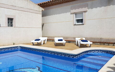 Isabel: Schwimmbad, Schublade, Hotel, Resort, Bett, Lampe, Schlafzimmer, Cabinetry, Villa, Bedding