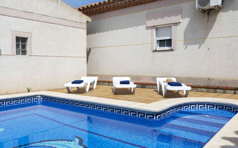 Isabel: Schwimmbad, Schublade, Hotel, Resort, Bett, Schlafzimmer, Lampe, Villa, Bedding, Cabinetry