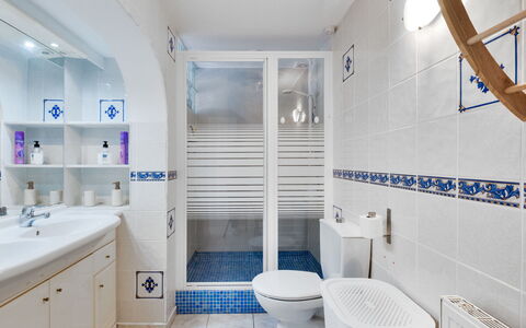 Lisa: Blau, Armatur, Flooring, Badezimmer, Fussboden, Interior Design, Fliese, Installation, Zapfhahn, Sinken