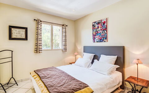 Villa i Tre Fratelli: Bett, Möbel, Schlafzimmer, Interior Design, Bedding, Fussboden, Bettdecke, Zimmer, Flooring, Decke