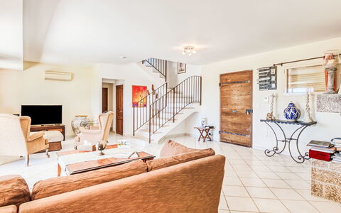 Villa i Tre Fratelli: Möbel, Couch, Flooring, Interior Design, Fussboden, Wohnzimmer, Wohnung, Zuhause, Decke