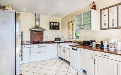 Villa i Tre Fratelli: Küchengerät, Küche, Cabinetry, Interior Design, Flooring, Major Appliance, Countertop, Möbel, Haushaltsgerät, Fussboden