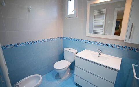 Happy Day: Badezimmer, Eigentum, Zimmer, Fussboden, Fliese, Wand, Badewanne, Interior Design, Haus, Armatur