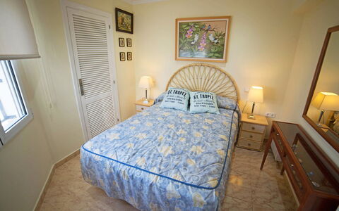 Happy Day: Schlafzimmer, Bett, Zimmer, Möbel, Eigentum, Bettdecke, Bettrahmen, Fussboden, Bedding, Wand
