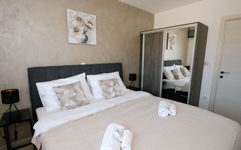 Paula: Bett, Möbel, Interior Design, Schlafzimmer, Fussboden, Flooring, Holz, Bettdecke, Bedding, Zimmer