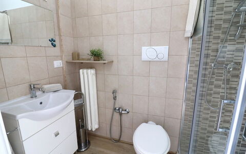 Luisa: Bad Sink, Armatur, Sinken, Flooring, Interior Design, Badezimmer, Fussboden, Möbel, Zapfhahn, Installation