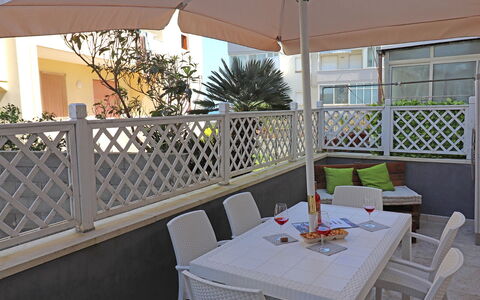 Luisa: Möbel, Gartenmöbel, Fussboden, Stuhl, Flooring, Tabelle, Interior Design, Tisch Im Freien, Schatten, Balkon