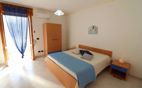 Ludovica: Möbel, Holz, Interior Design, Fussboden, Flooring, Schlafzimmer, Bett, Zimmer, Bettdecke, Bettrahmen