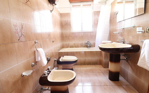 Isabel: Badezimmer, Bad Sink, Armatur, Toilleten Sitz, Sinken, Toilette, Interior Design, Flooring, Zapfhahn, Fussboden