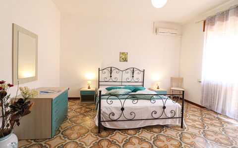 Isabel: Möbel, Flooring, Fussboden, Interior Design, Zimmer, Schlafzimmer, Decke, Bett, Beleuchtung, Wohnung