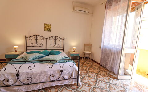 Isabel: Möbel, Fussboden, Flooring, Bett, Interior Design, Schlafzimmer, Bettdecke, Bedding, Zimmer, Decke