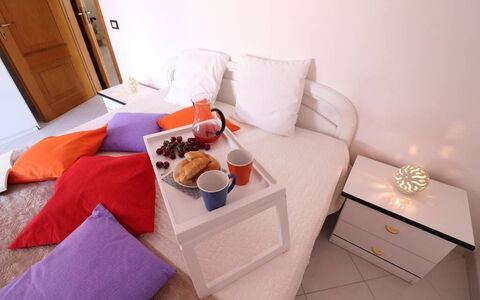 Gio: Möbel, Interior Design, Bett, Schlafzimmer, Bettdecke, Zimmer, Textil, Kissen, Linens, Fussboden
