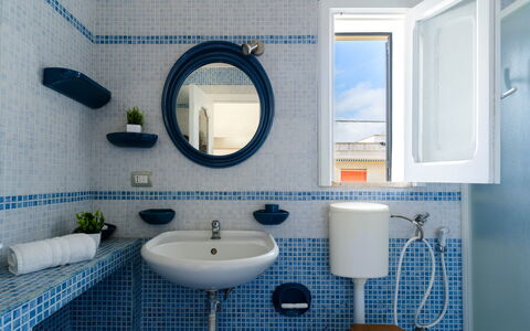 Azzurra: Blau, Bad Sink, Armatur, Interior Design, Badezimmer, Sinken, Zapfhahn, Flooring, Fussboden, Installation
