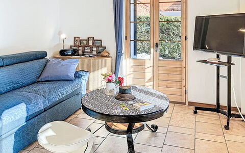 Bon-Accueil: Möbel, Interior Design, Flooring, Tabelle, Fussboden, Zimmer, Wohnzimmer, Stuhl, Wohnung, Couch