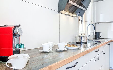 Bon-Accueil: Küche, Küchengerät, Countertop, Haushaltsgerät, Flooring, Interior Design, Cabinetry, Major Appliance, Möbel, Armatur