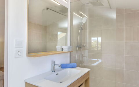 Can Gordei: Flooring, Interior Design, Fussboden, Bad Sink, Armatur, Badezimmer, Decke, Sinken, Zapfhahn, Zimmer