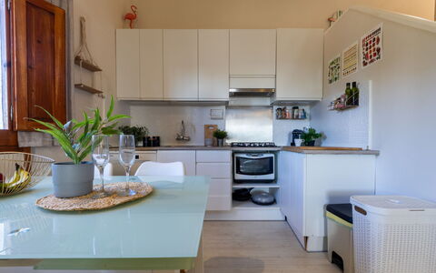 Gilet: Küchengerät, Möbel, Küche, Interior Design, Countertop, Major Appliance, Flooring, Haushaltsgerät, Holz, Zimmer