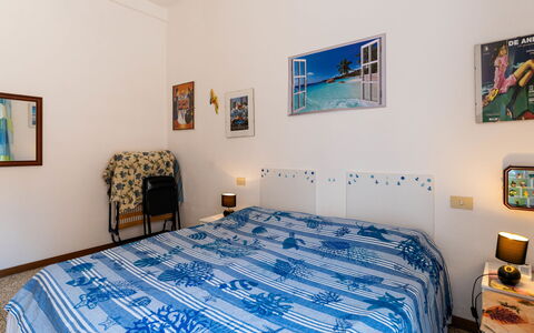 Milena: Möbel, Interior Design, Schlafzimmer, Wohnung, Zimmer, Bettdecke, Bett, Bedding, Bilderrahmen, Linens