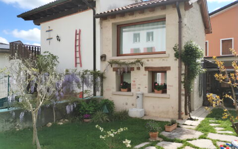 La Casetta dei Palù, Valdobbiadene: Haus, Tür, Zuhause, Strauch, Wohngebiet, Hütte, Garten, Blumentopf, Garten