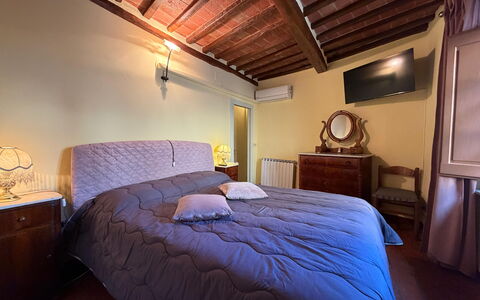 Terrazzino Margherita: Bett, Schlafzimmer, Möbel, Interior Design, Bettdecke, Fussboden, Holz, Flooring, Bedding, Decke
