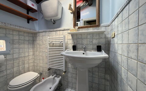 Terrazzino Margherita: Wand, Armatur, Toilleten Sitz, Sinken, Zapfhahn, Badezimmer, Installation, Toilette, Bad Sink, Fliese
